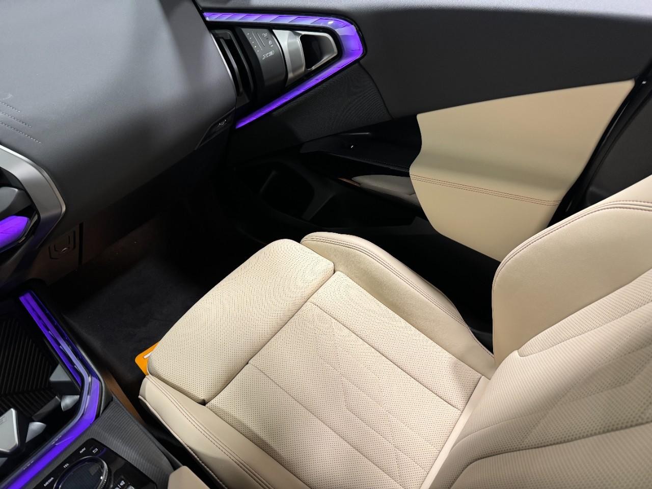 BMW X3 Vehicle Full-screen Gallery Image 16