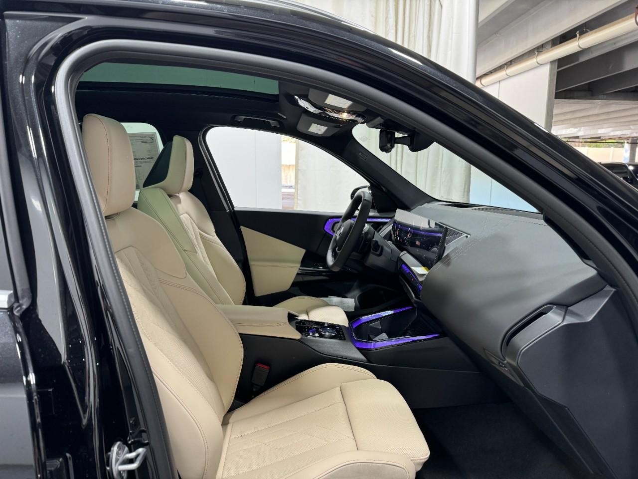 BMW X3 Vehicle Full-screen Gallery Image 17