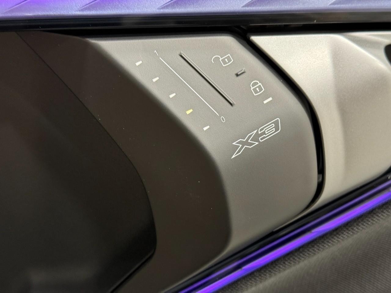 BMW X3 Vehicle Full-screen Gallery Image 20