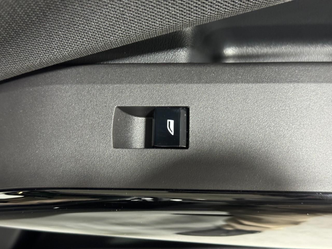 BMW X3 Vehicle Full-screen Gallery Image 21