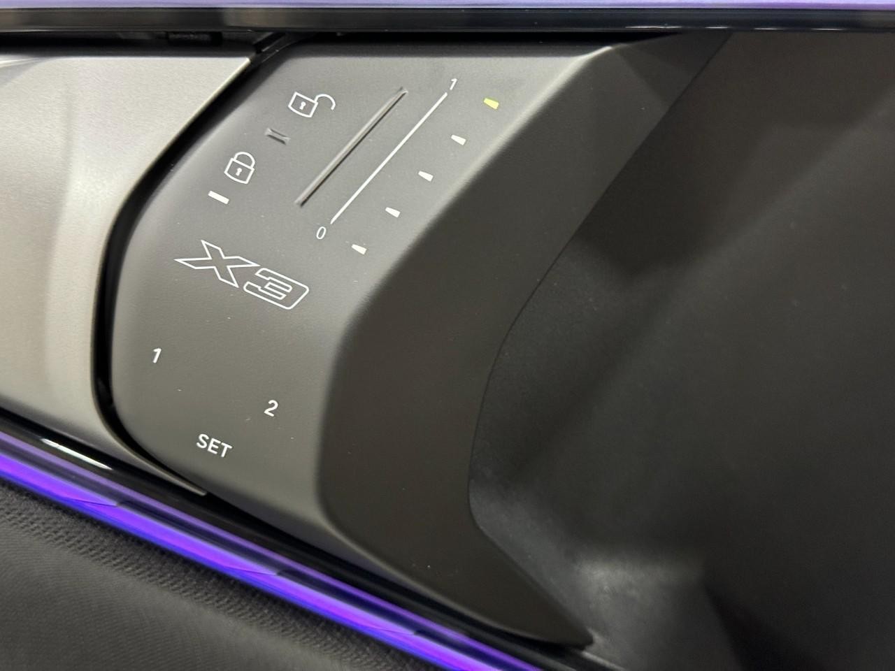 BMW X3 Vehicle Full-screen Gallery Image 22