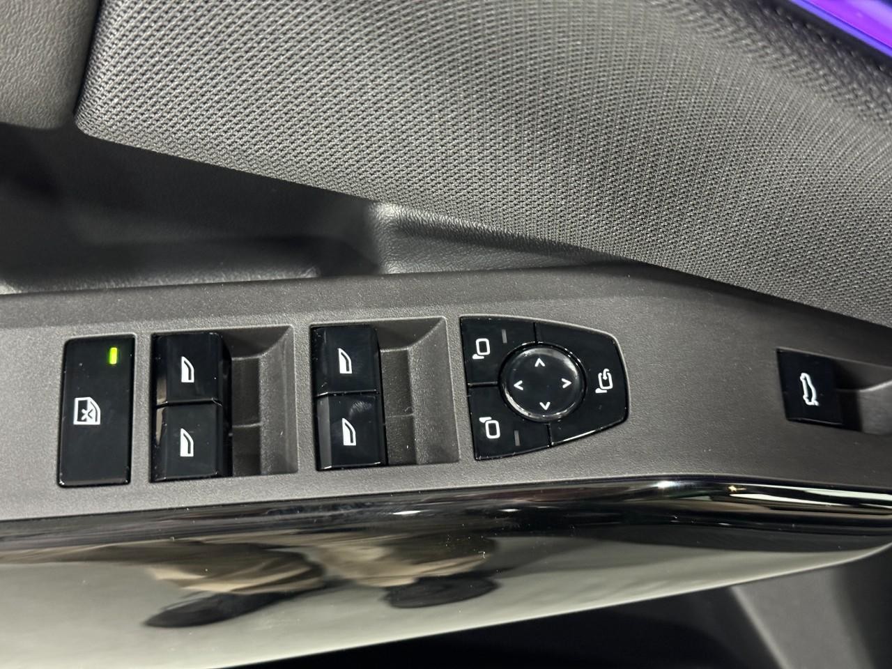 BMW X3 Vehicle Full-screen Gallery Image 23