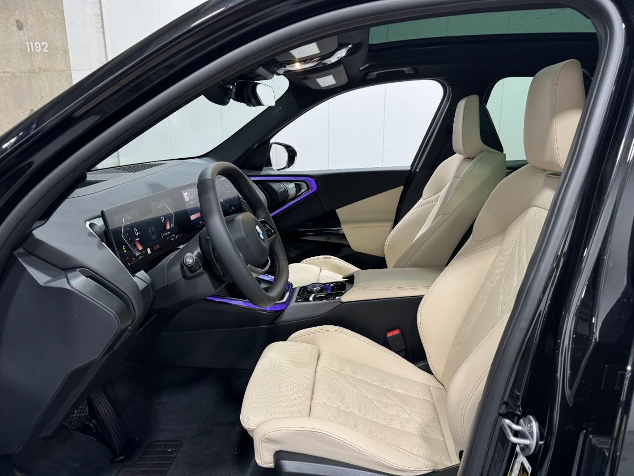 BMW X3 Vehicle Full-screen Gallery Image 24