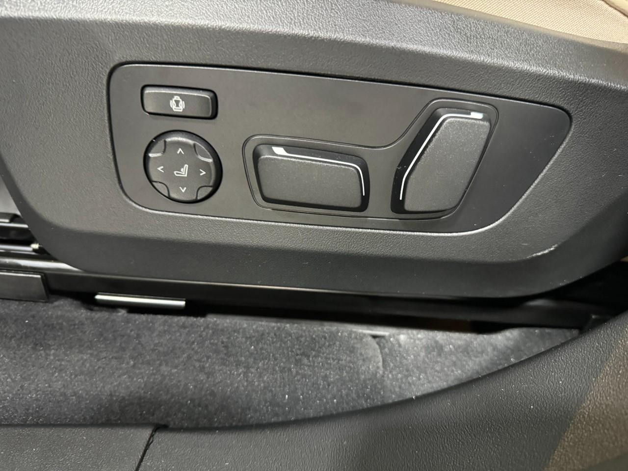 BMW X3 Vehicle Full-screen Gallery Image 26