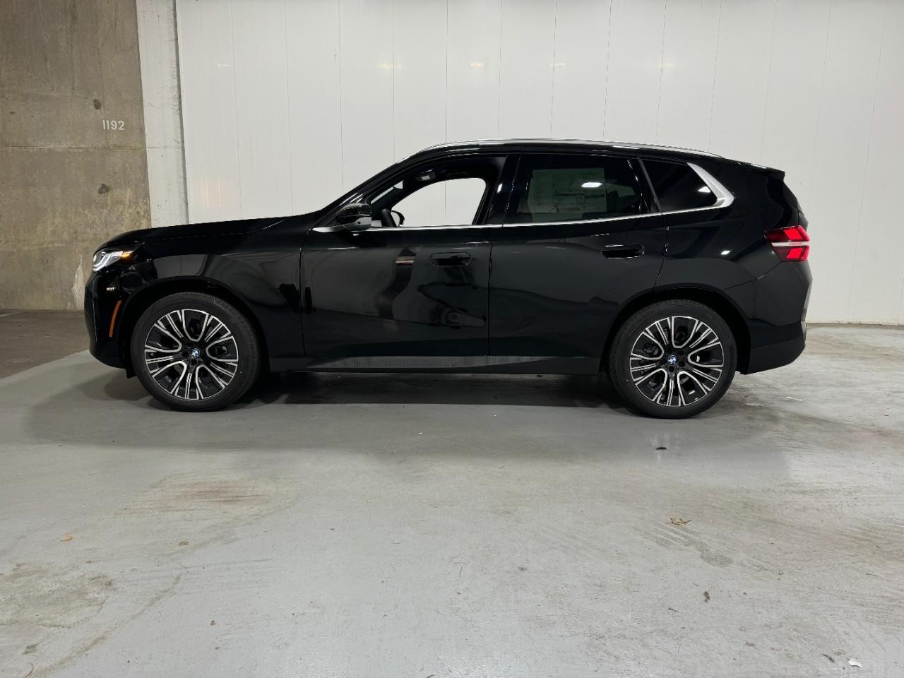 BMW X3 Vehicle Full-screen Gallery Image 2