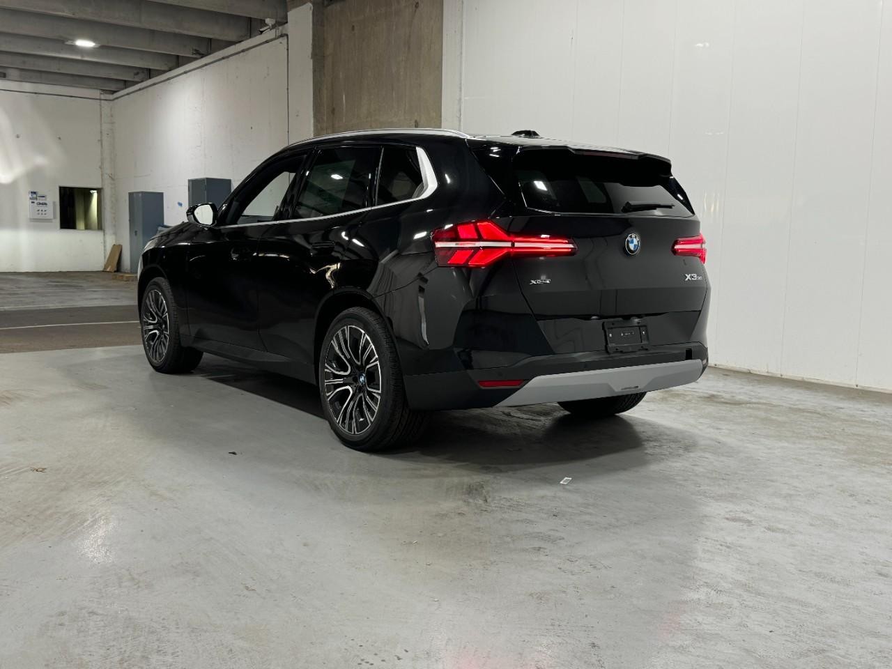 BMW X3 Vehicle Full-screen Gallery Image 3