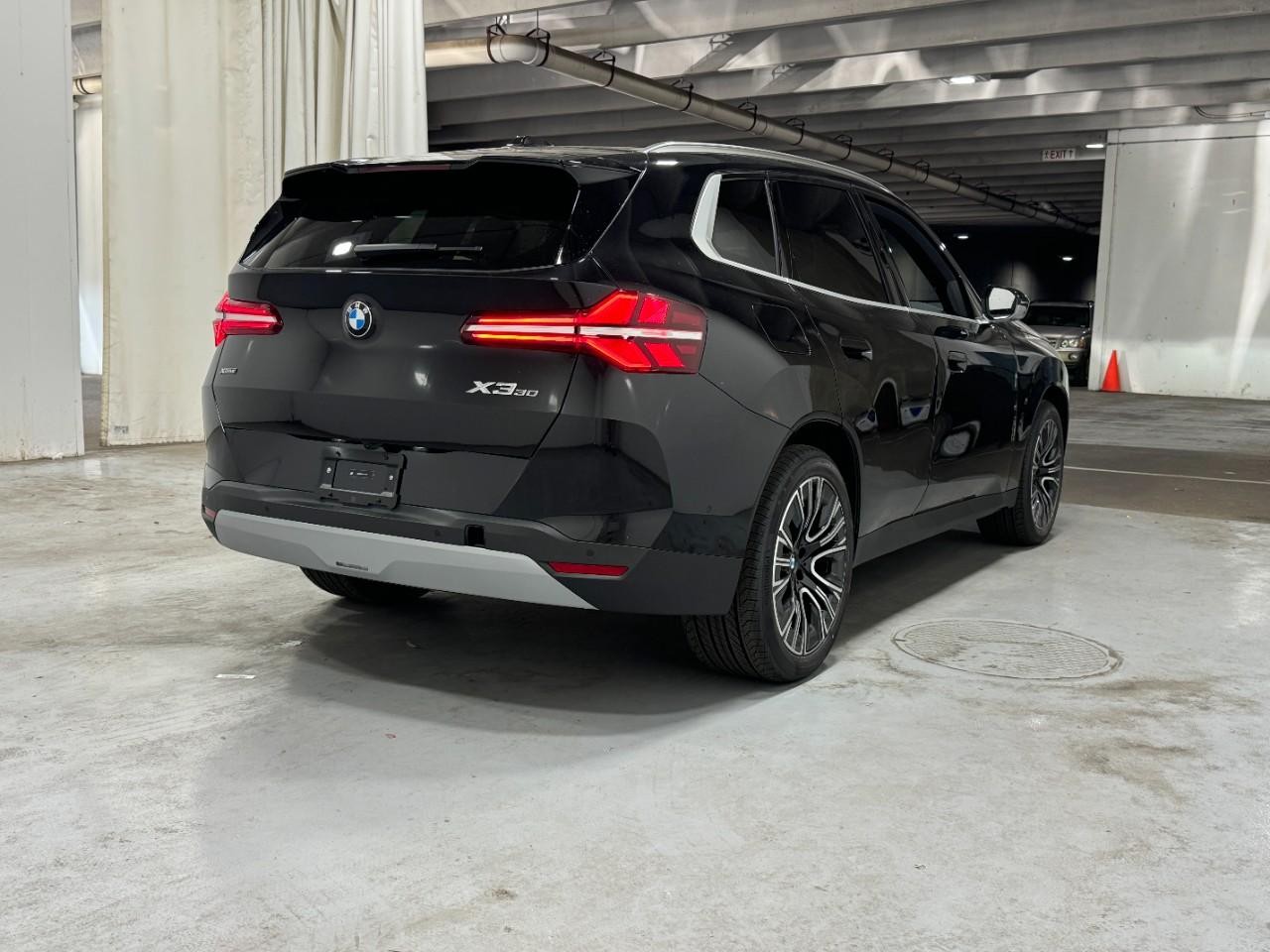 BMW X3 Vehicle Full-screen Gallery Image 4