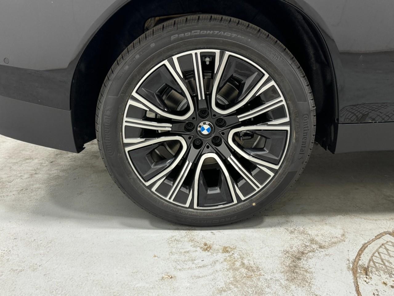 BMW X3 Vehicle Full-screen Gallery Image 5