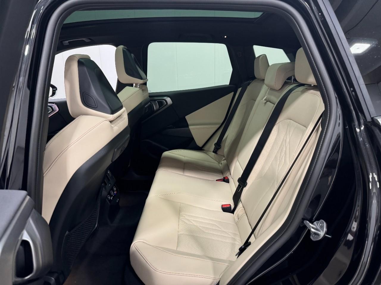 BMW X3 Vehicle Full-screen Gallery Image 8