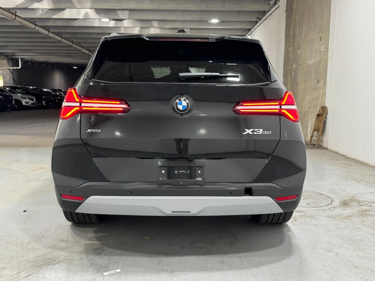 BMW X3 Vehicle Full-screen Gallery Image 9