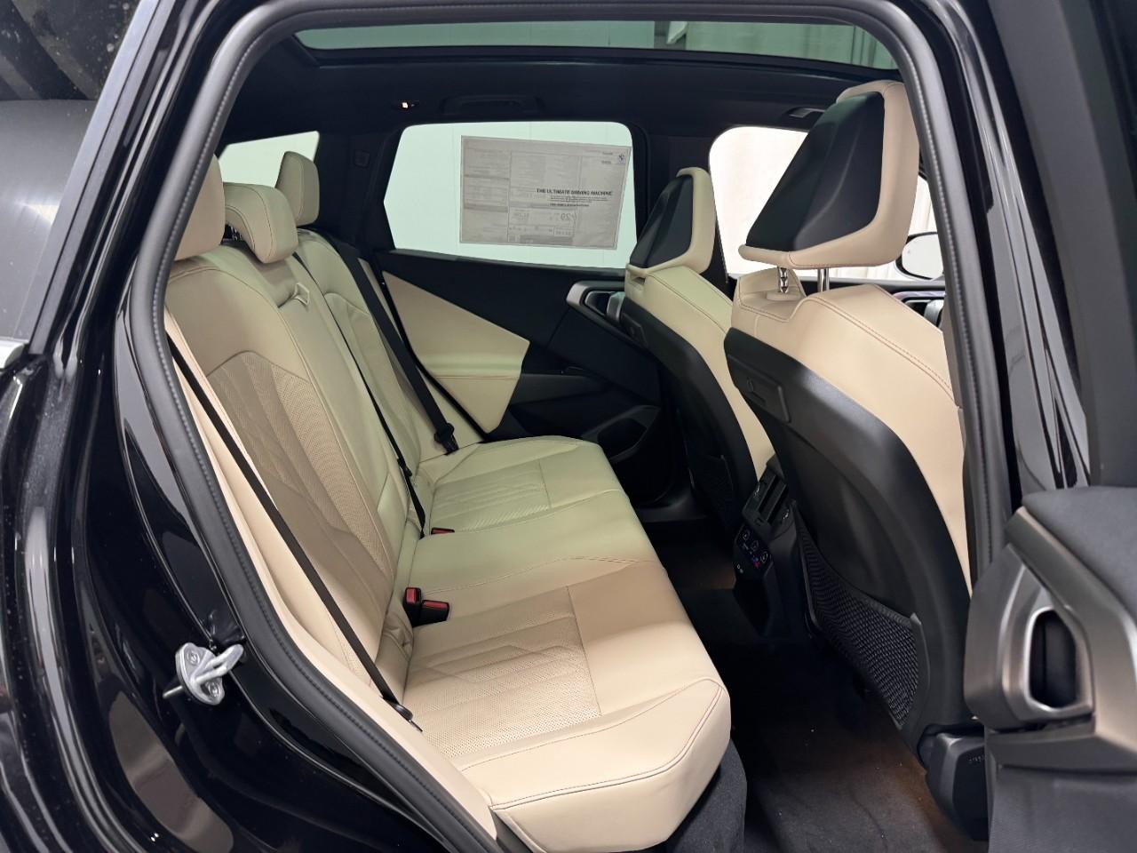 BMW X3 Vehicle Full-screen Gallery Image 10