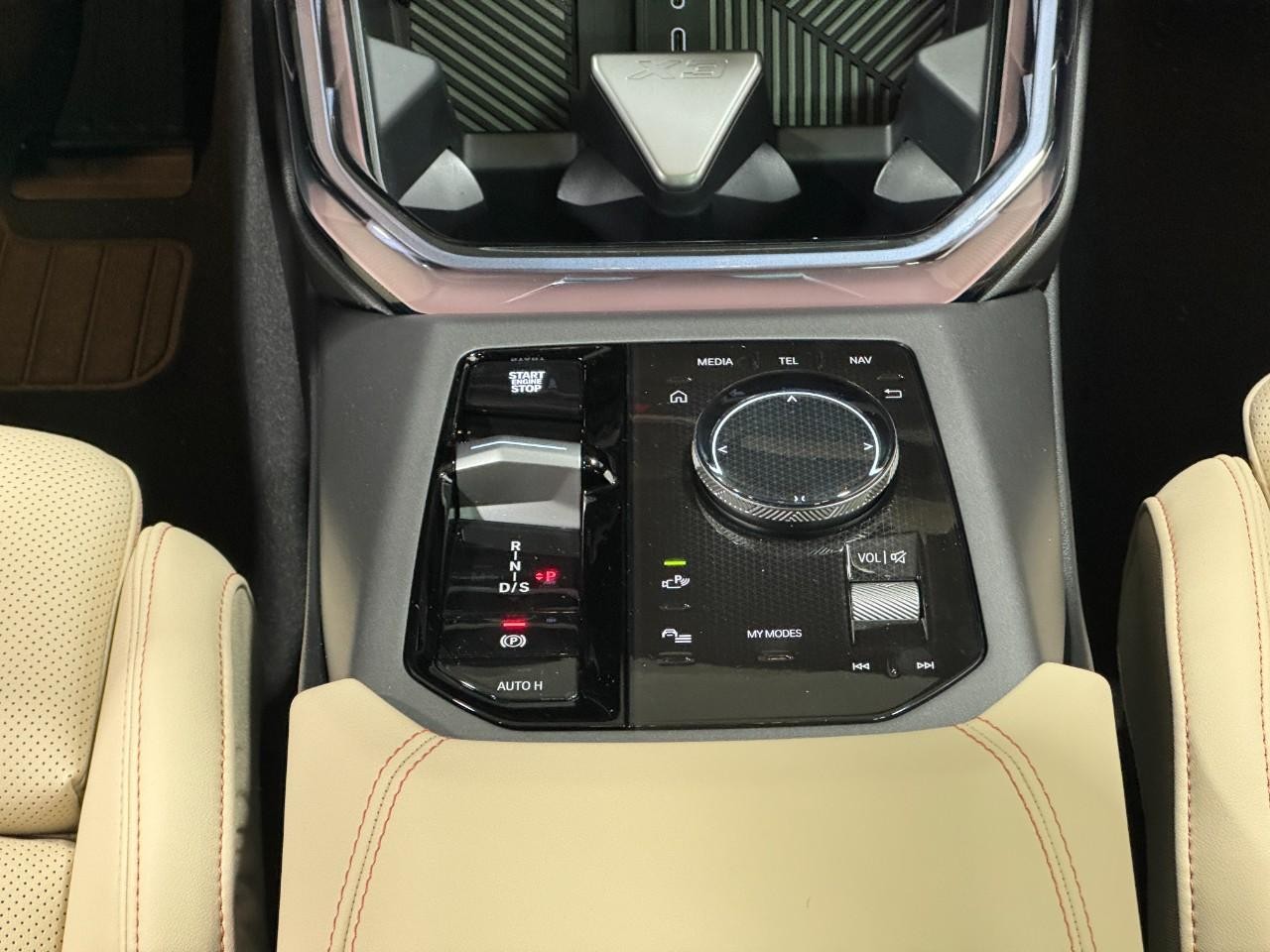 BMW X3 Vehicle Full-screen Gallery Image 16