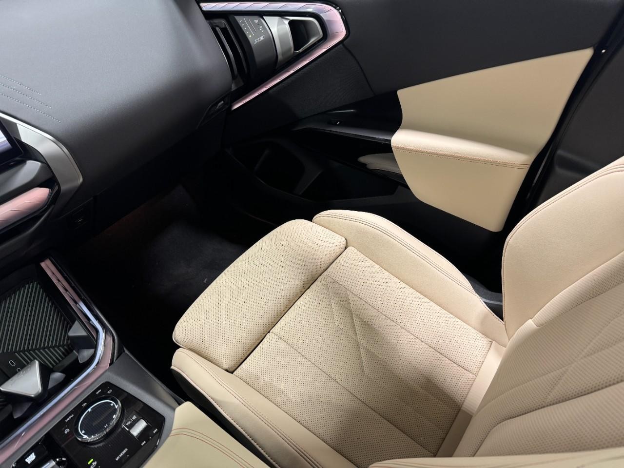 BMW X3 Vehicle Full-screen Gallery Image 17