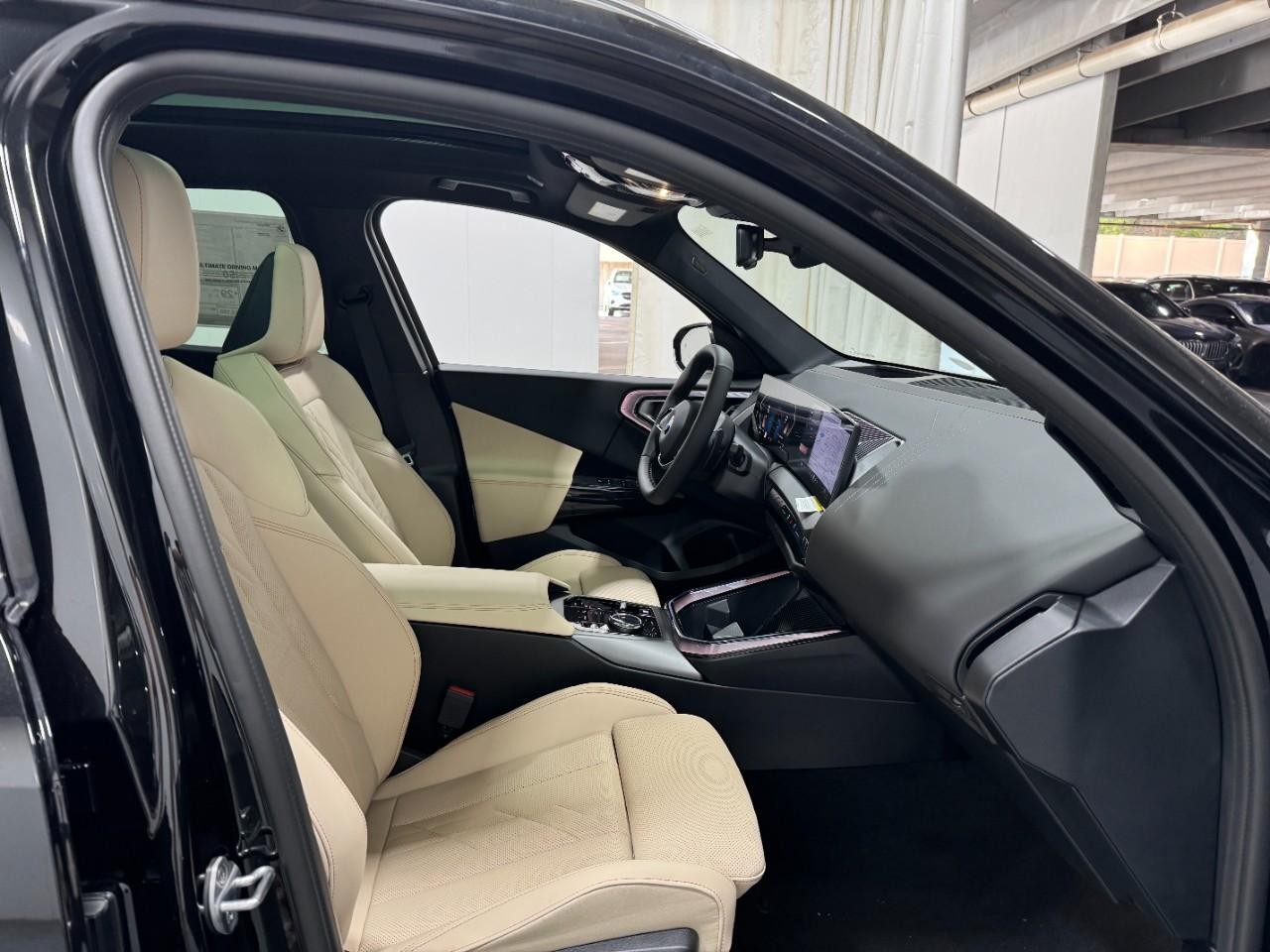 BMW X3 Vehicle Full-screen Gallery Image 18