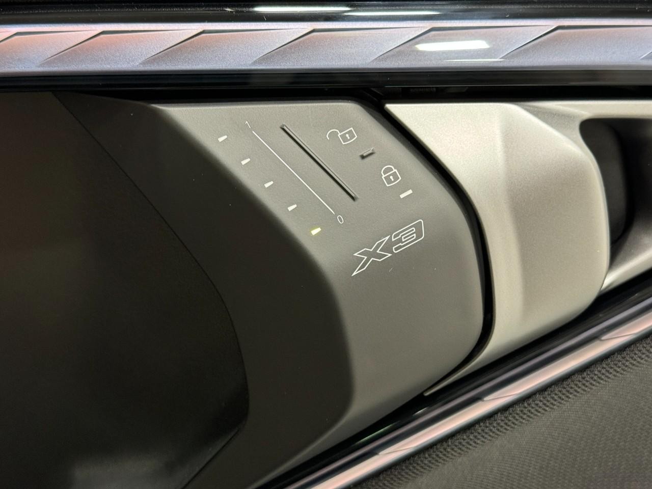 BMW X3 Vehicle Full-screen Gallery Image 21