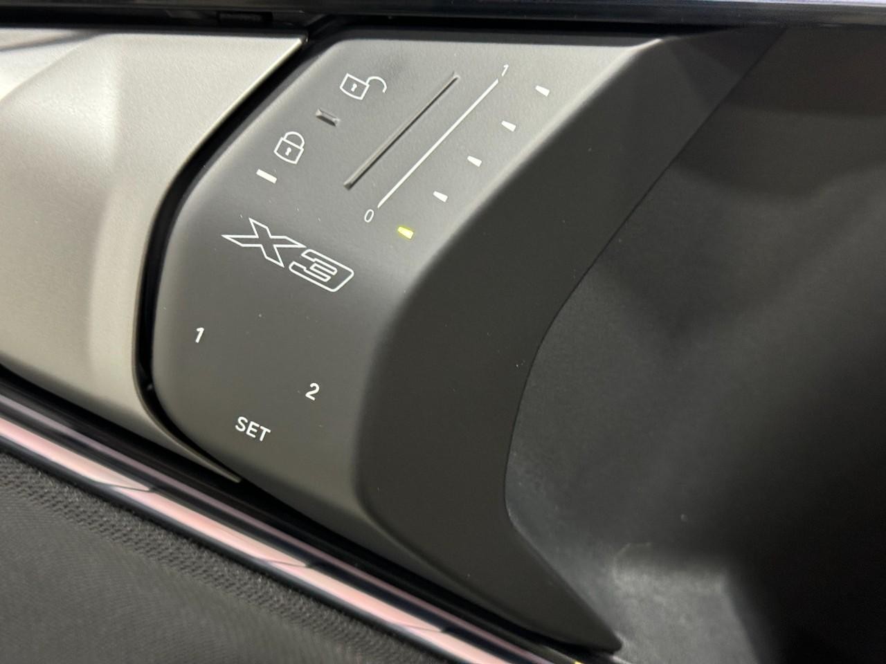 BMW X3 Vehicle Full-screen Gallery Image 23