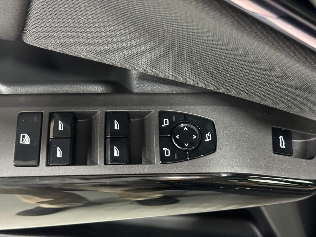 BMW X3 Vehicle Full-screen Gallery Image 24