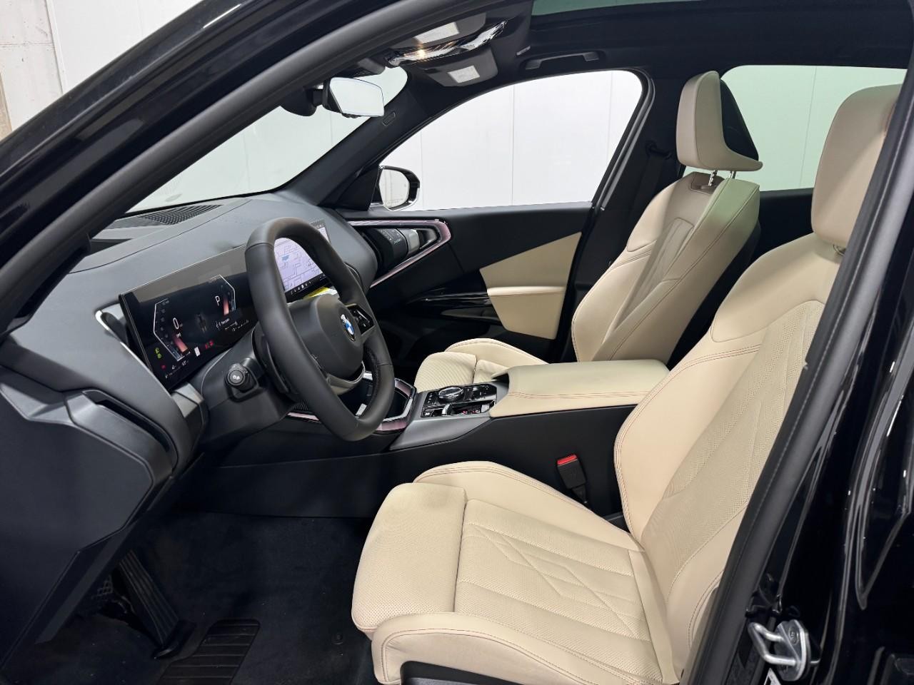 BMW X3 Vehicle Full-screen Gallery Image 25