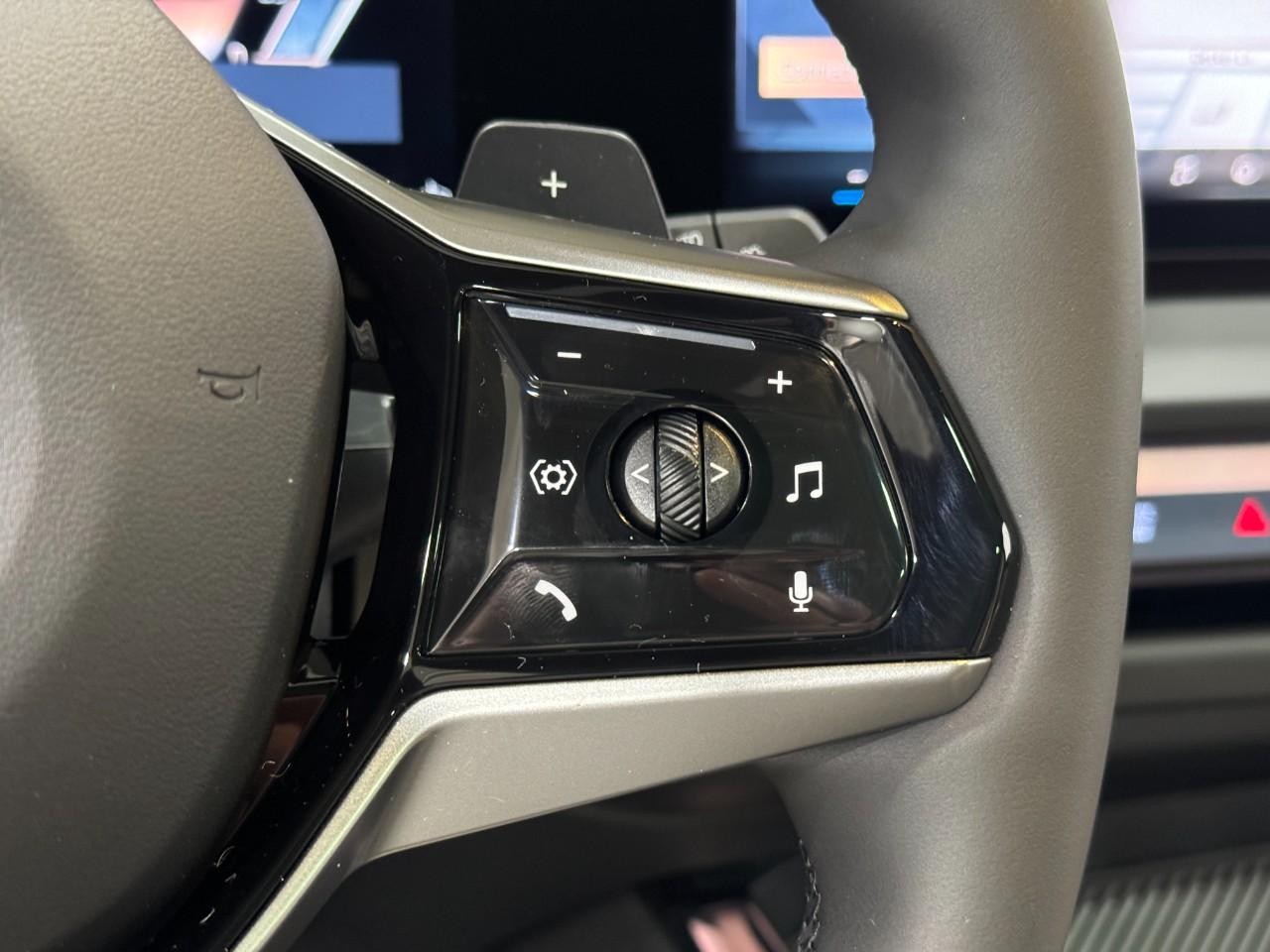 BMW X3 Vehicle Full-screen Gallery Image 29