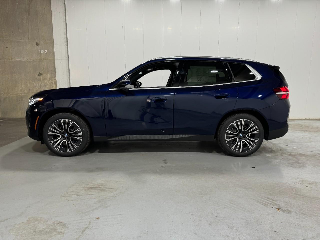 BMW X3 Vehicle Full-screen Gallery Image 2