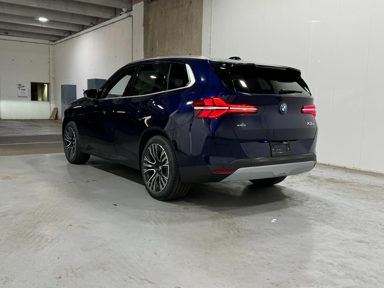 BMW X3 Vehicle Full-screen Gallery Image 3