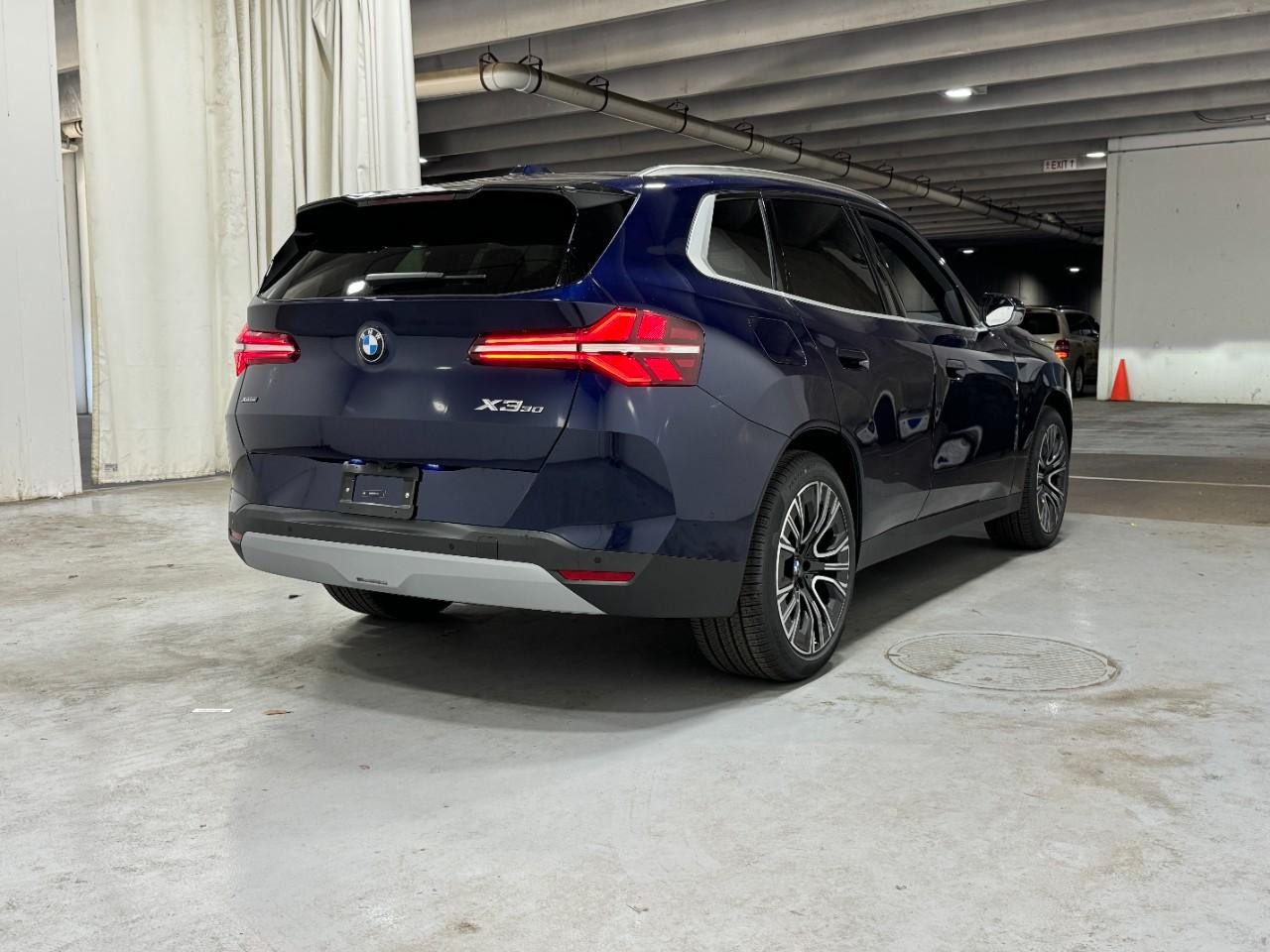 BMW X3 Vehicle Full-screen Gallery Image 4