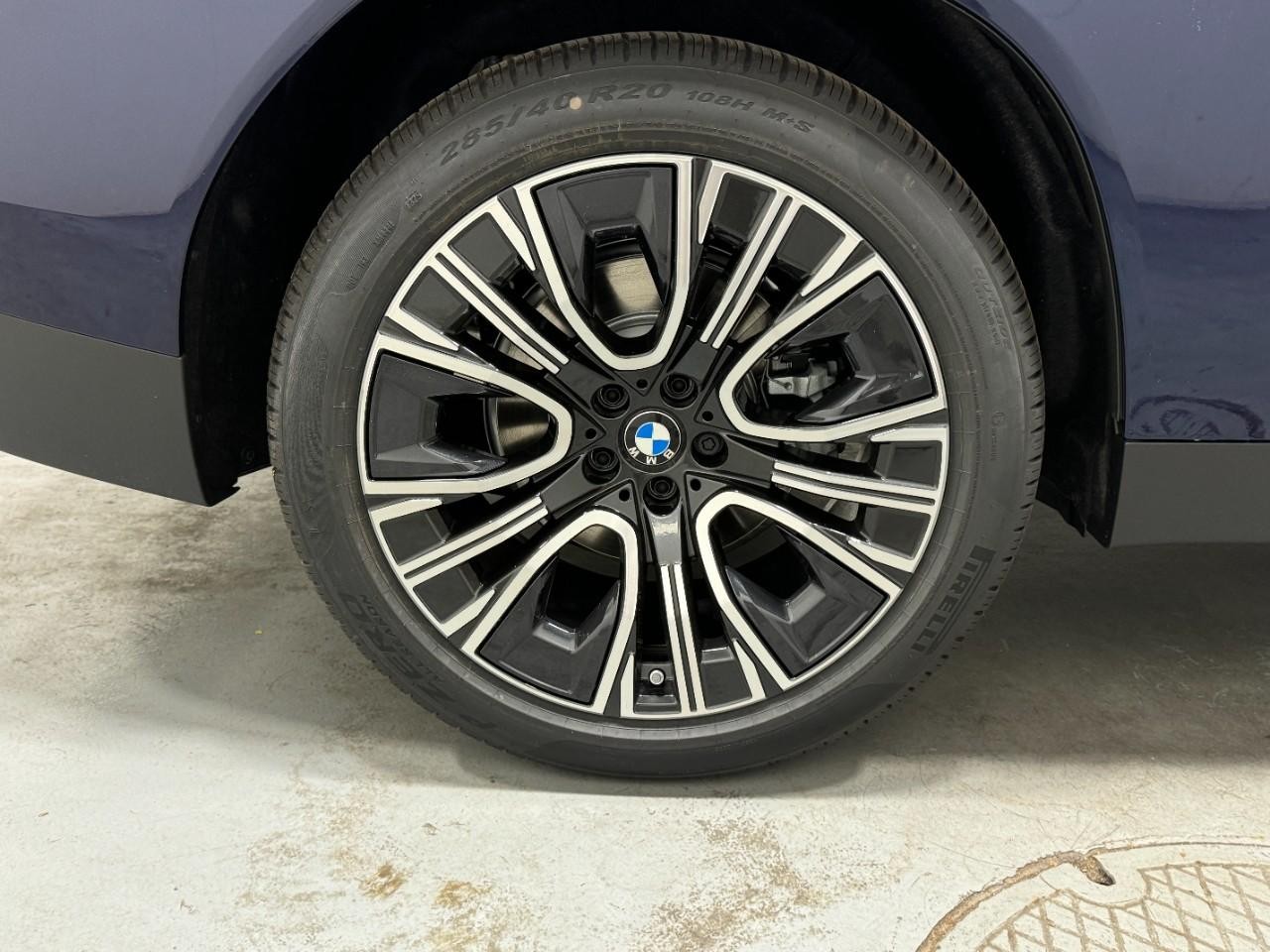 BMW X3 Vehicle Full-screen Gallery Image 5