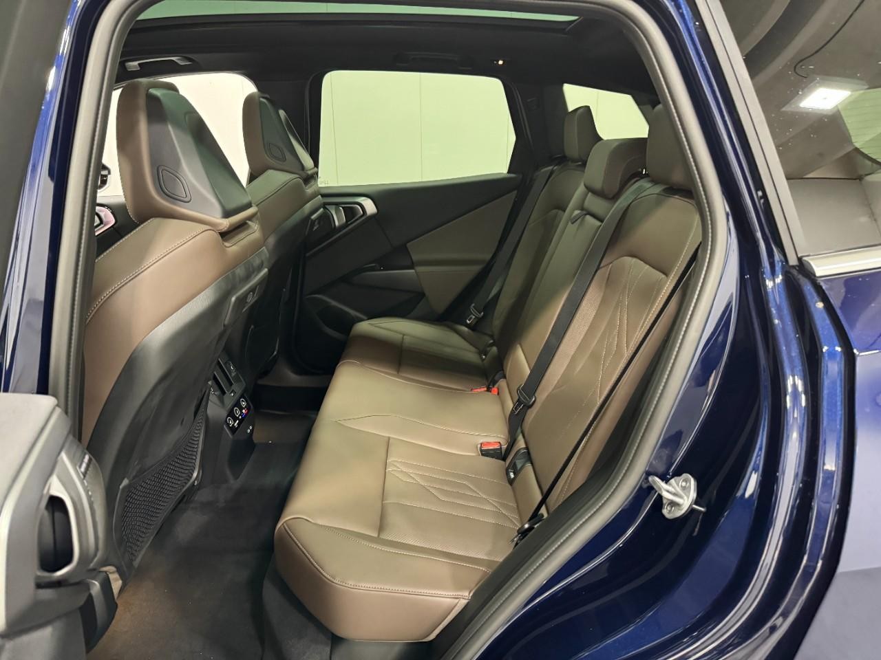 BMW X3 Vehicle Full-screen Gallery Image 8