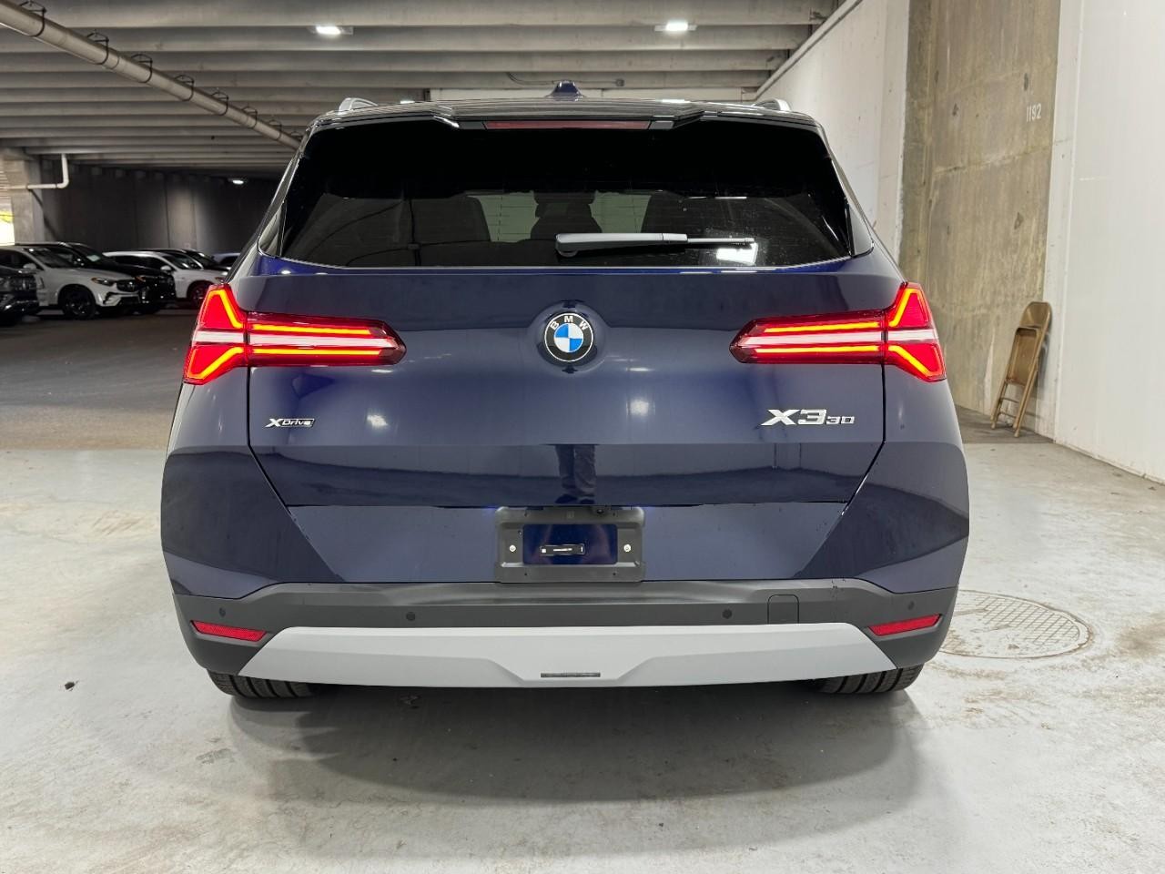 BMW X3 Vehicle Full-screen Gallery Image 9