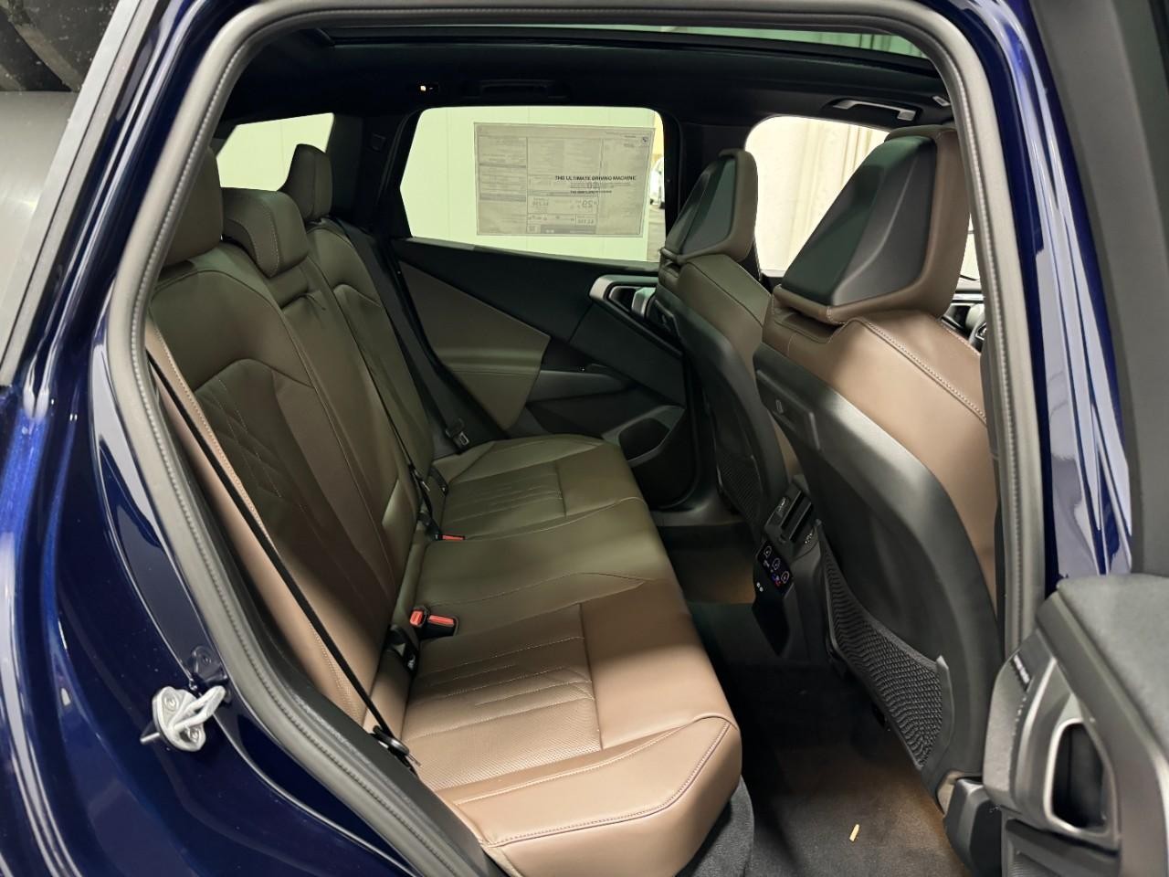 BMW X3 Vehicle Full-screen Gallery Image 10