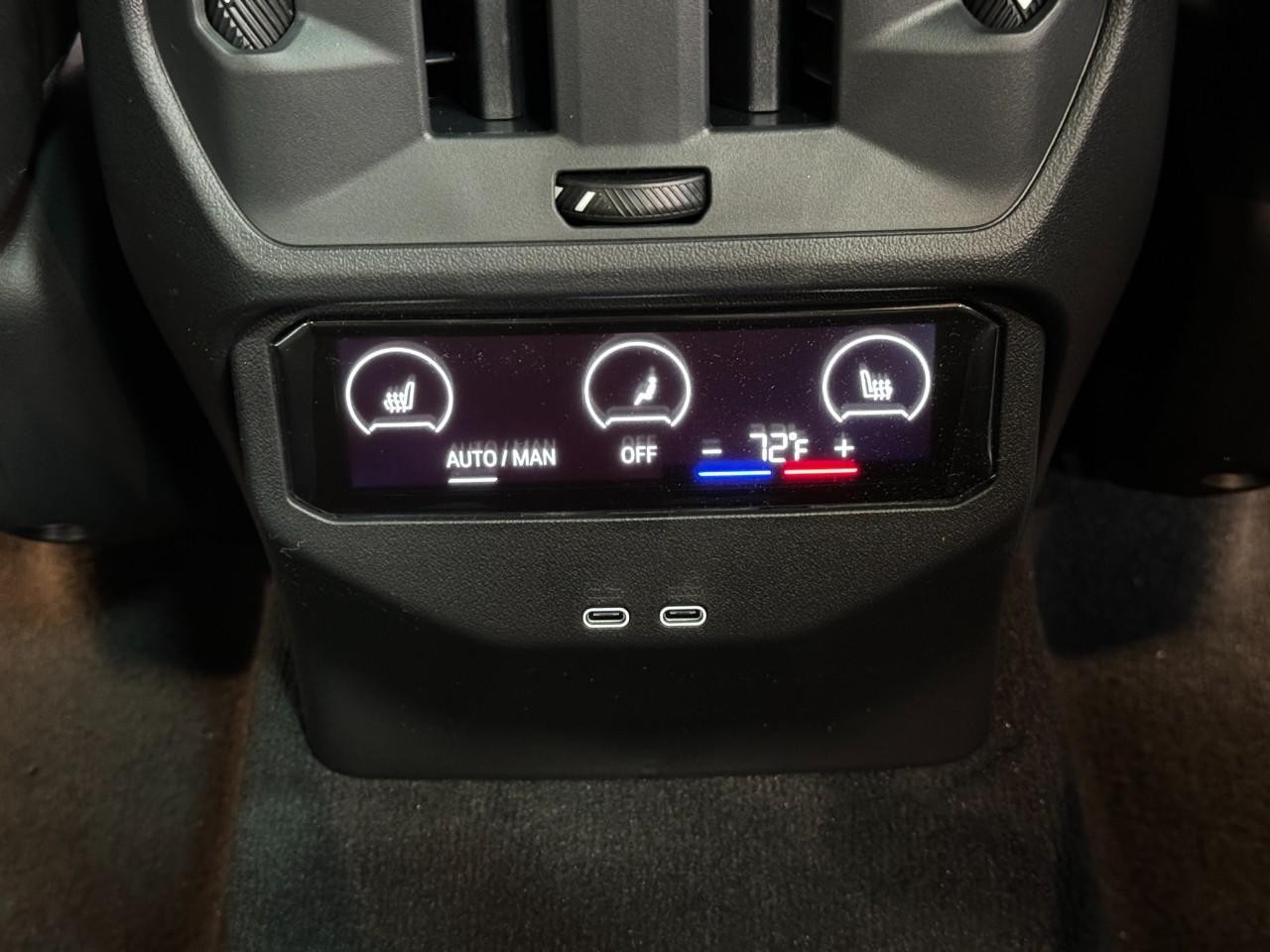 BMW X3 Vehicle Full-screen Gallery Image 11