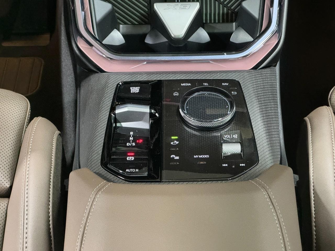 BMW X3 Vehicle Full-screen Gallery Image 16