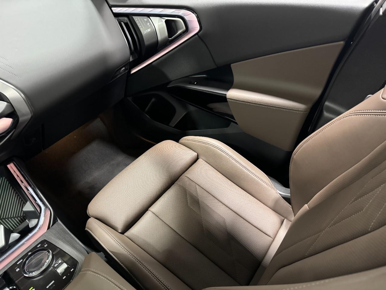 BMW X3 Vehicle Full-screen Gallery Image 17