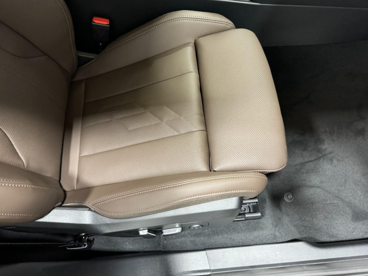 BMW X3 Vehicle Full-screen Gallery Image 19