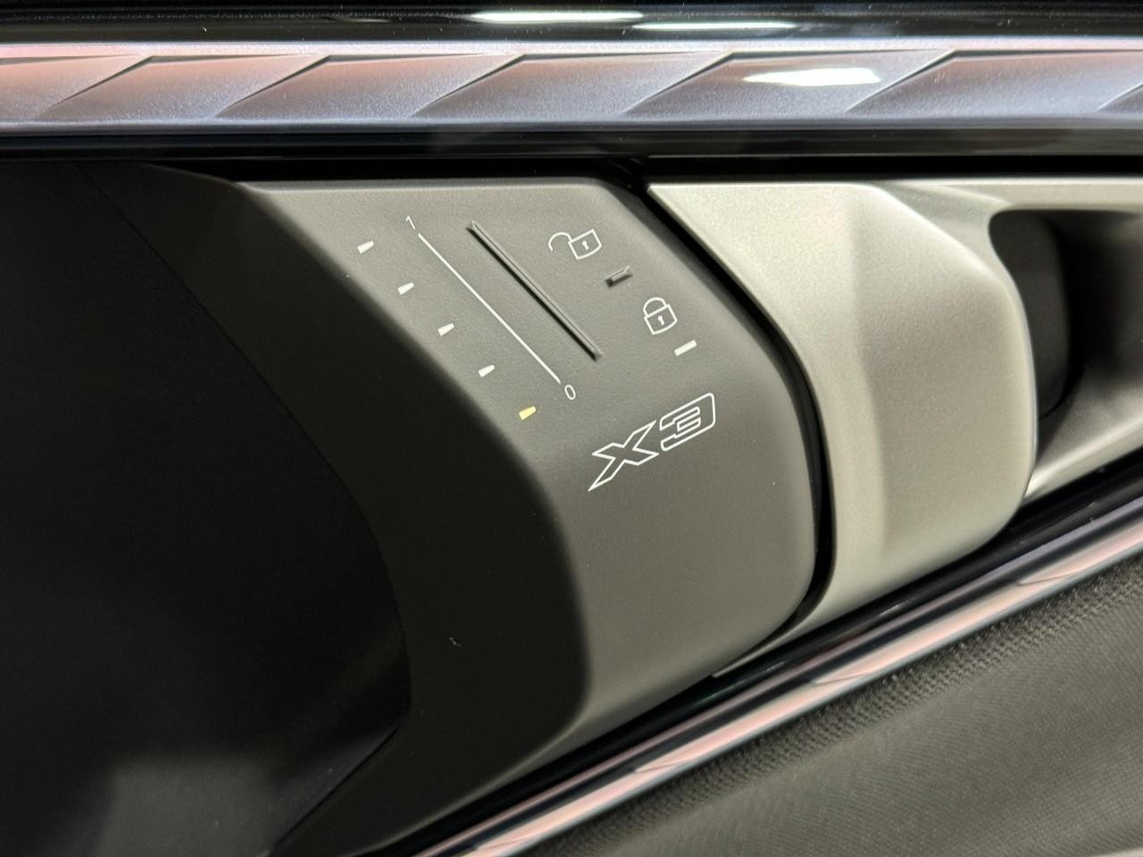 BMW X3 Vehicle Full-screen Gallery Image 21