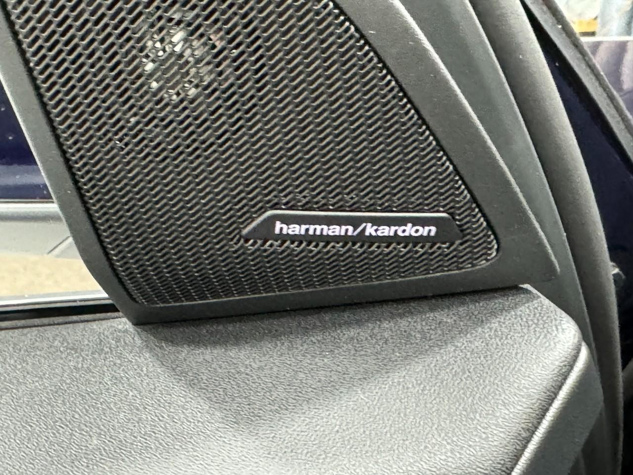 BMW X3 Vehicle Full-screen Gallery Image 23