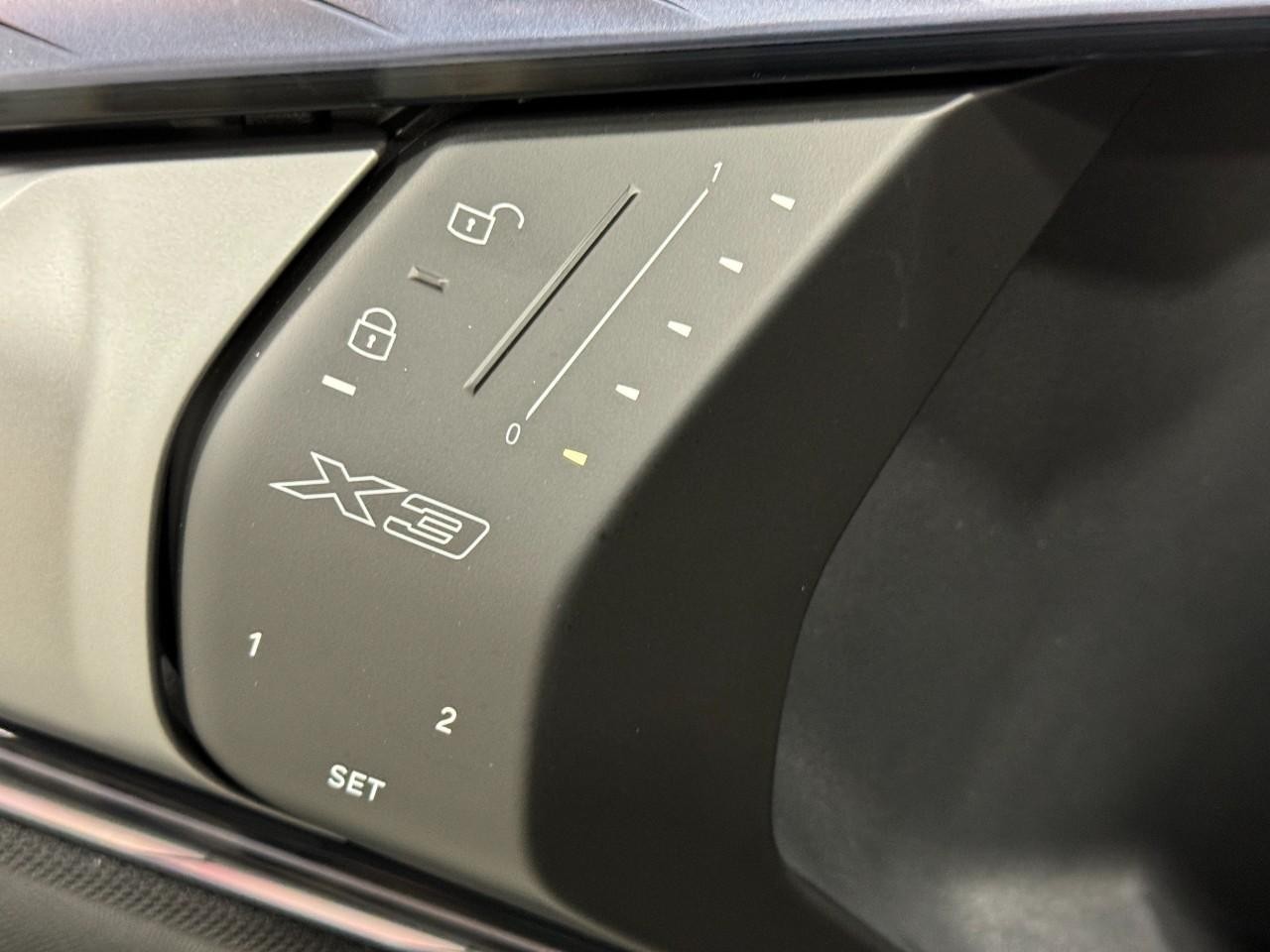 BMW X3 Vehicle Full-screen Gallery Image 24