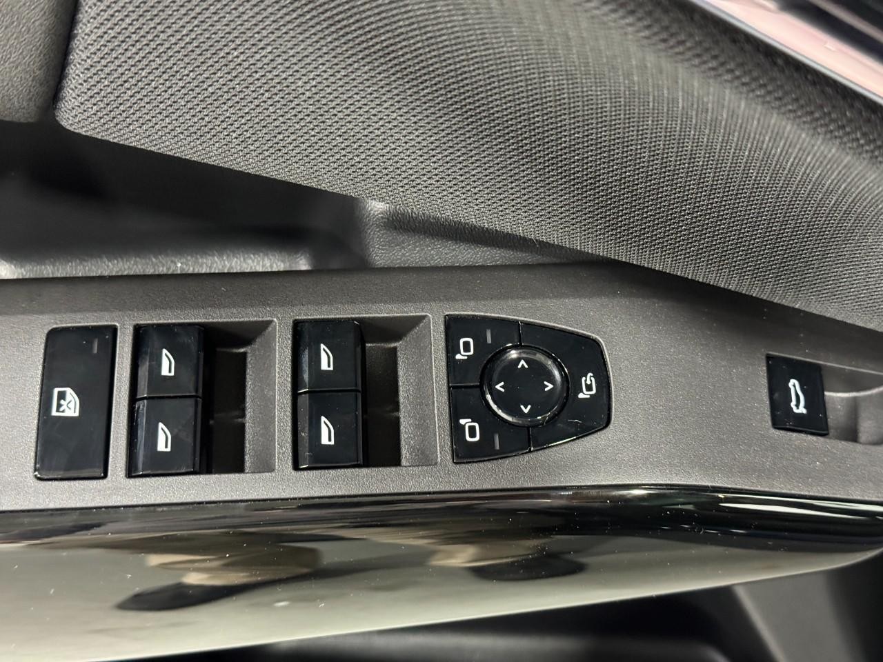 BMW X3 Vehicle Full-screen Gallery Image 25