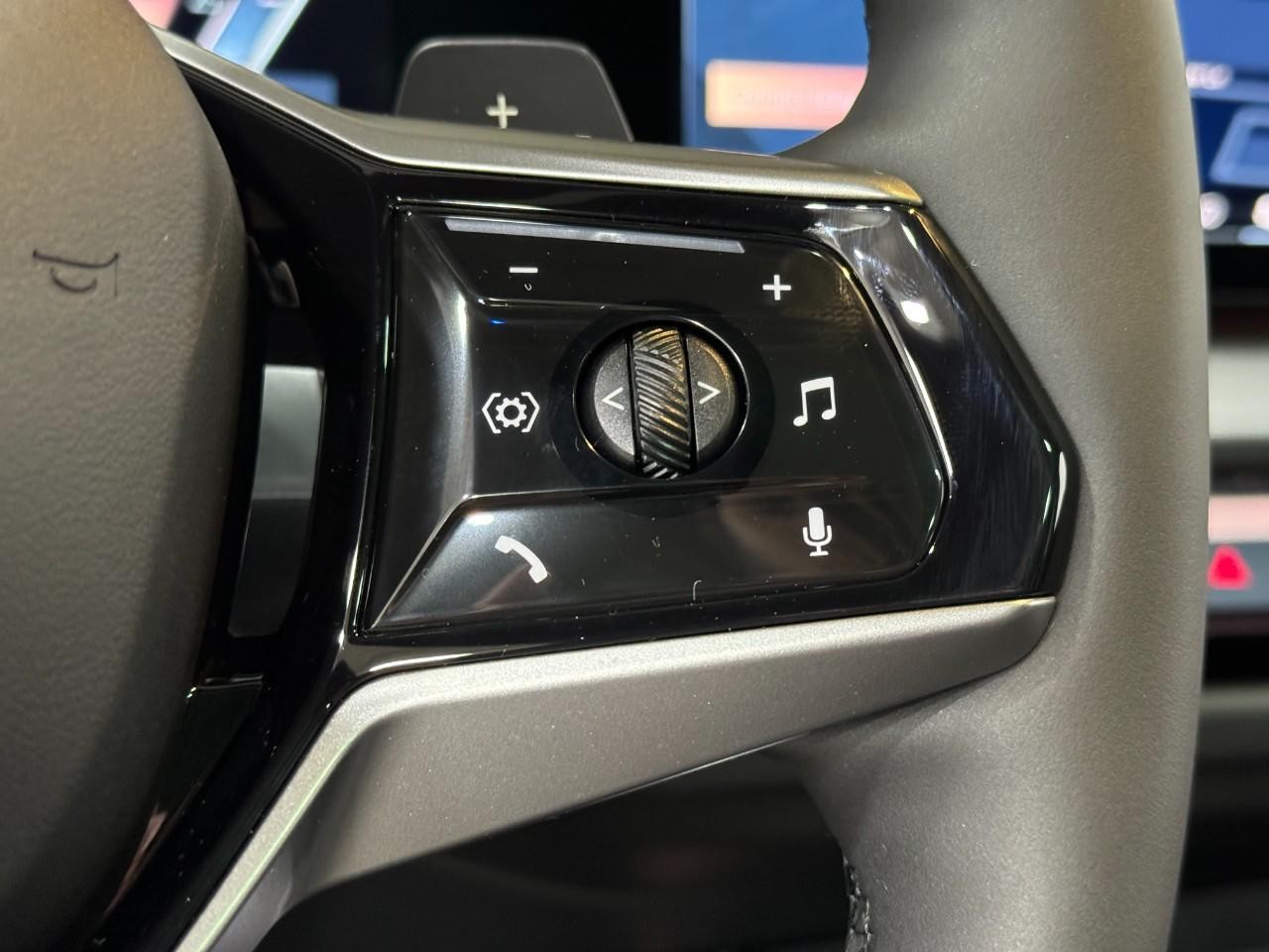 BMW X3 Vehicle Full-screen Gallery Image 30