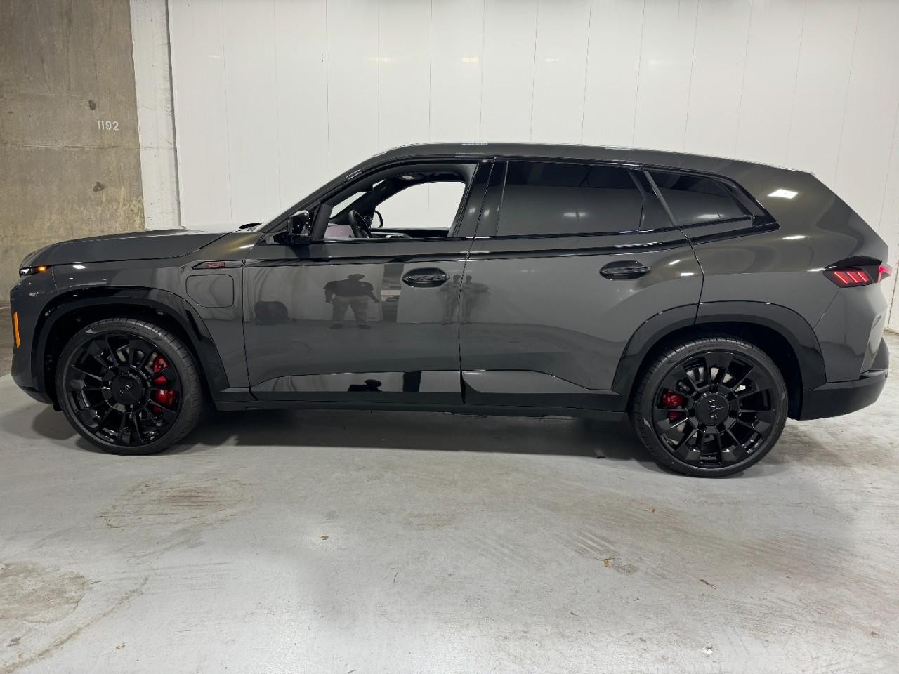 BMW XM Vehicle Full-screen Gallery Image 2