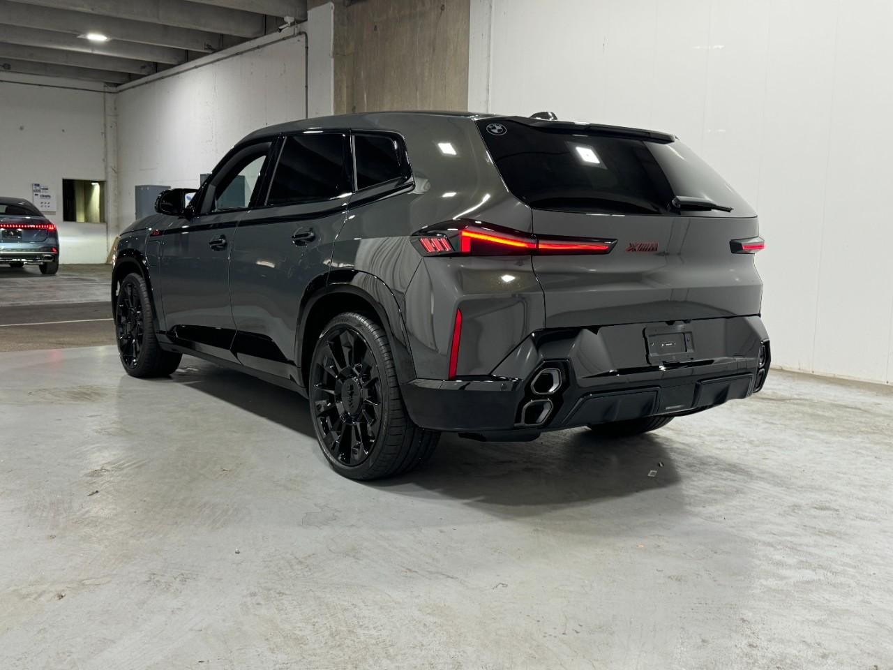 BMW XM Vehicle Full-screen Gallery Image 3