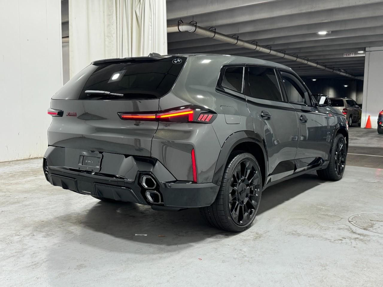 BMW XM Vehicle Full-screen Gallery Image 4