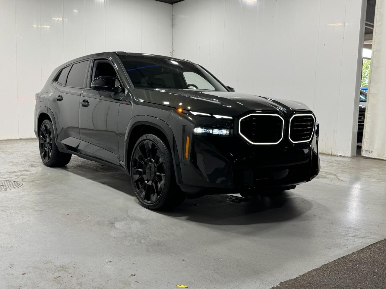 BMW XM Vehicle Full-screen Gallery Image 6