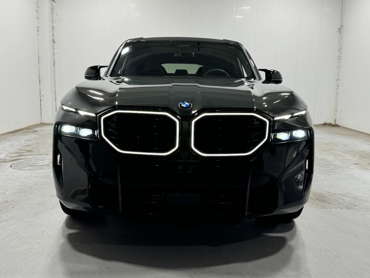 BMW XM Vehicle Full-screen Gallery Image 7