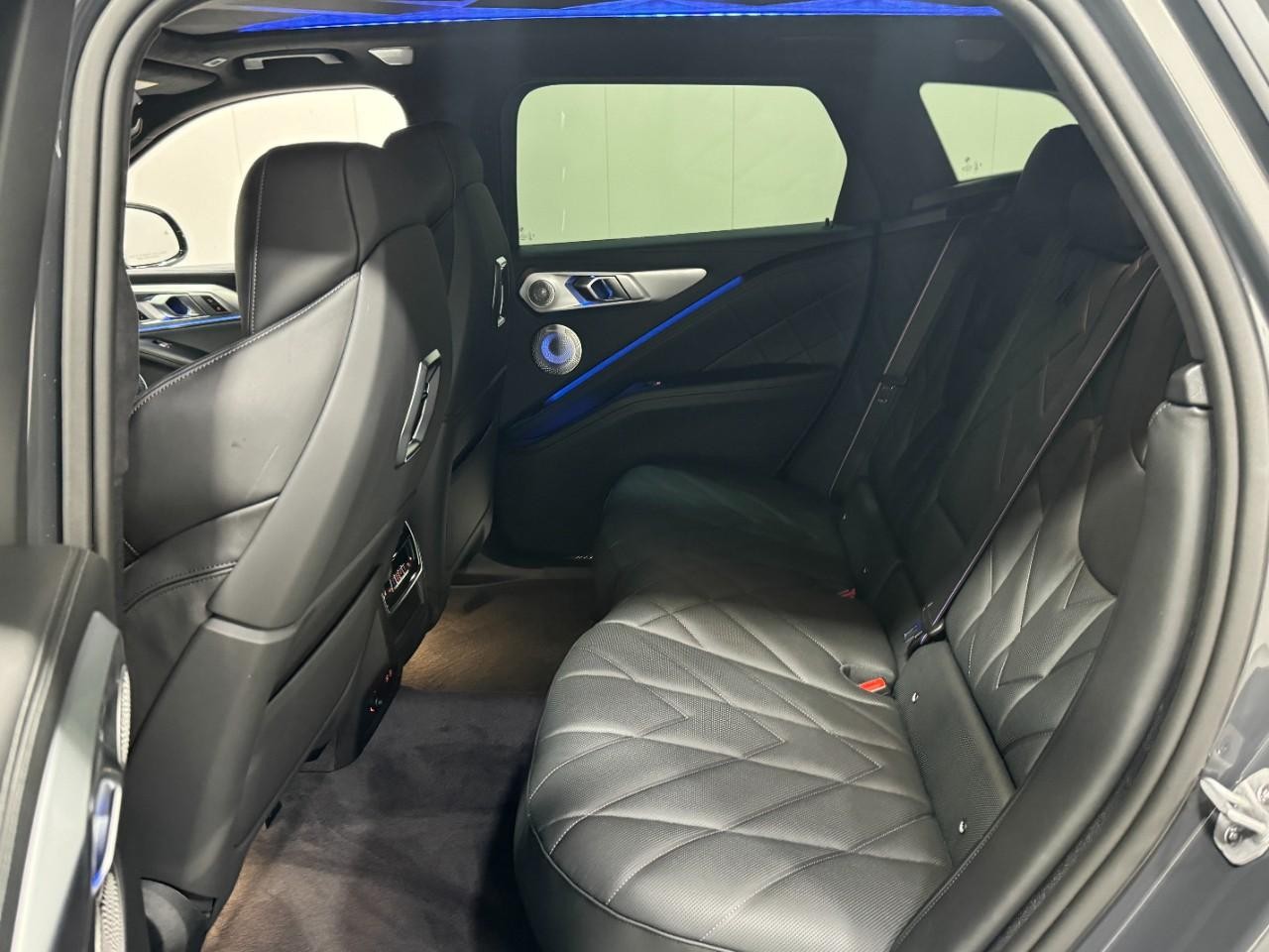 BMW XM Vehicle Full-screen Gallery Image 8