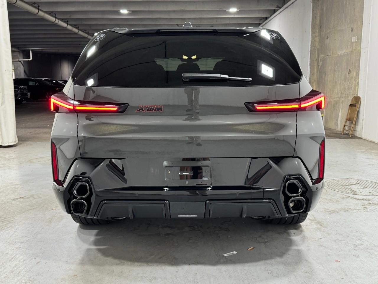 BMW XM Vehicle Full-screen Gallery Image 9