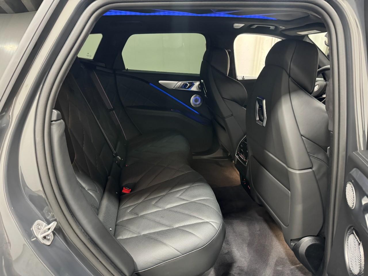 BMW XM Vehicle Full-screen Gallery Image 10