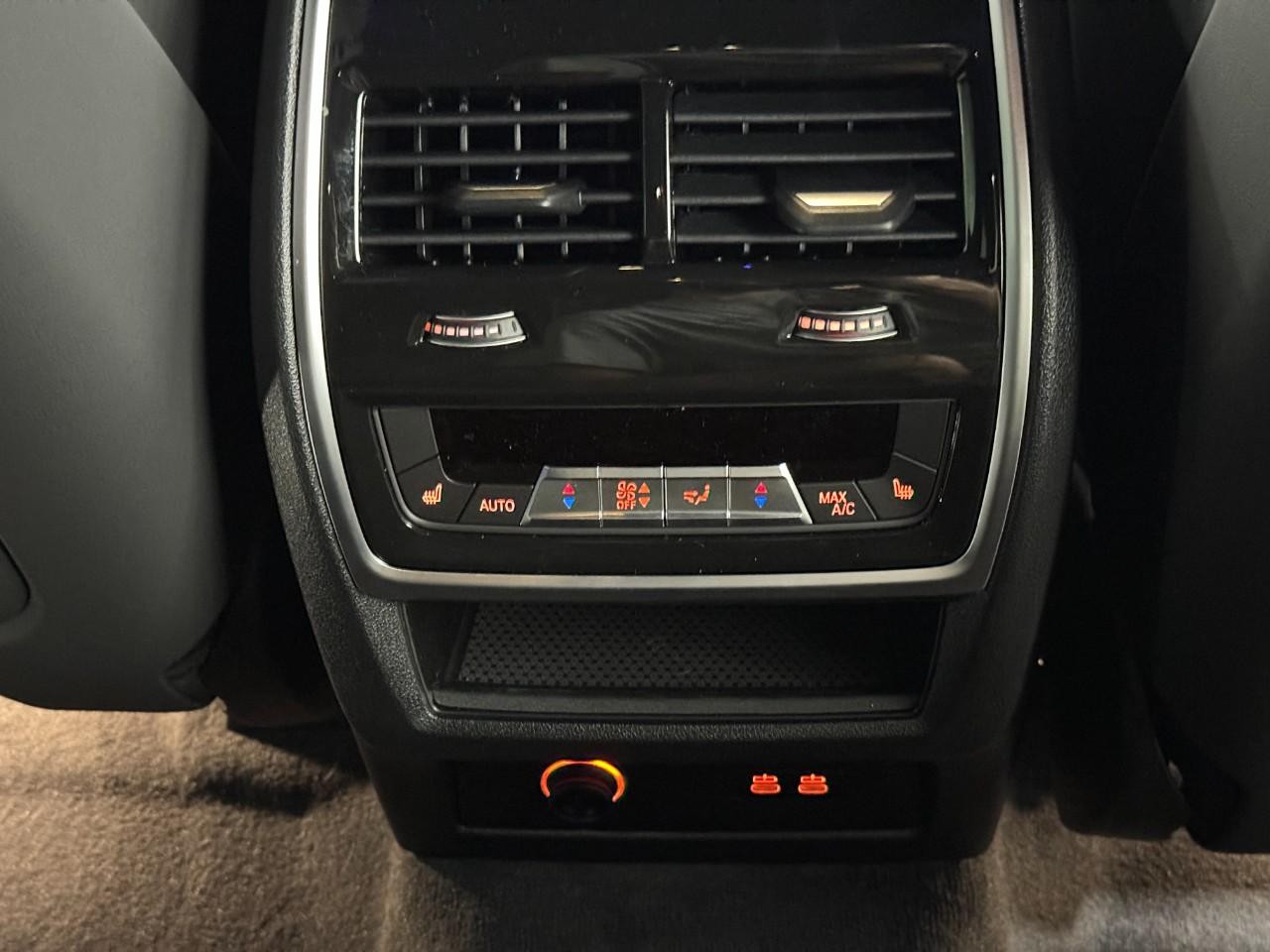 BMW XM Vehicle Full-screen Gallery Image 11