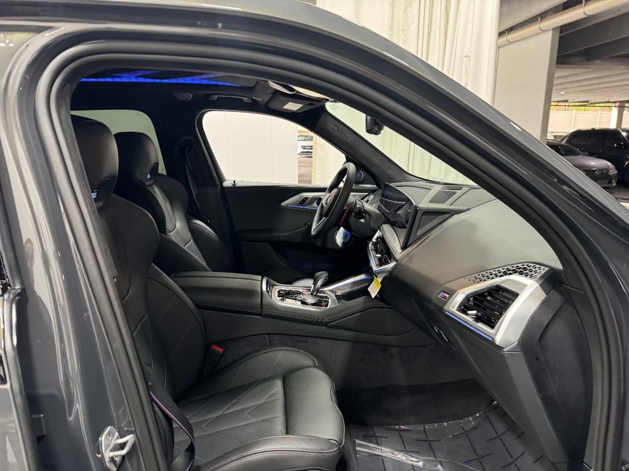 BMW XM Vehicle Full-screen Gallery Image 18