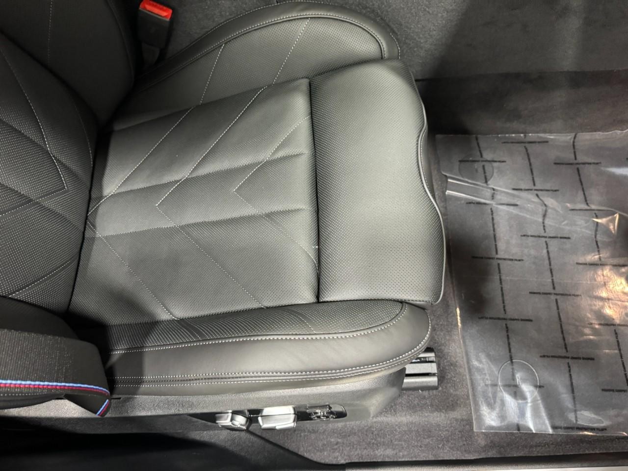 BMW XM Vehicle Full-screen Gallery Image 19